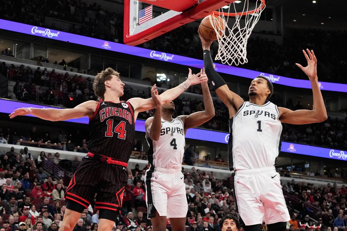 Wembanyama anota 38 puntos y los Spurs remontan para vencer 121-117 a los Bulls