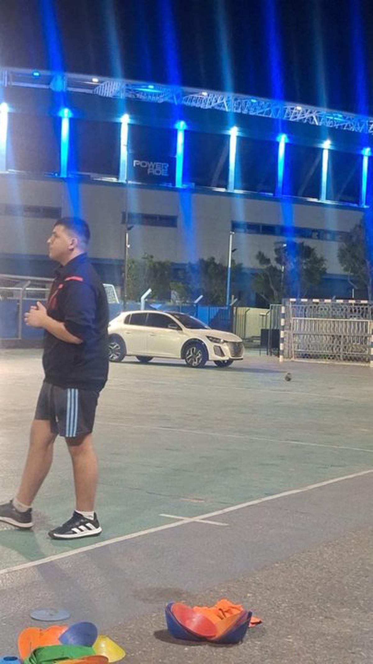 El supuesto auto de Agustín Almendra, en la cancha de handball de Racing.