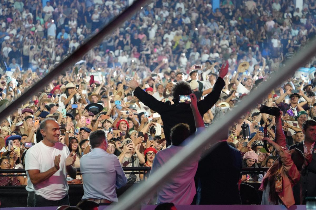 Javier Milei, saludando tras llegar al festival (Fotos: Daniel Cáceres - Cadena 3)