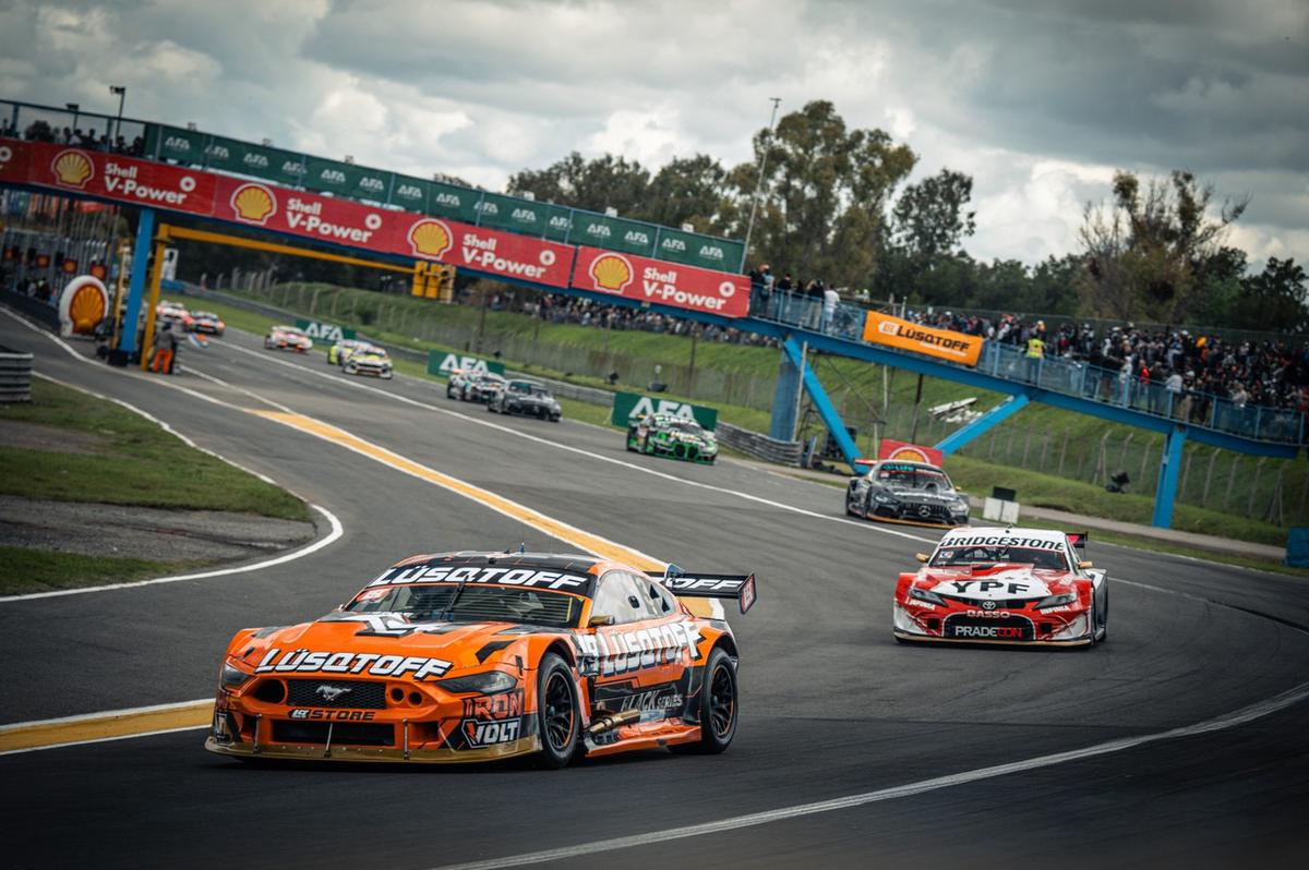 Lambiris y su Ford Mustang, contundentes en Rosario