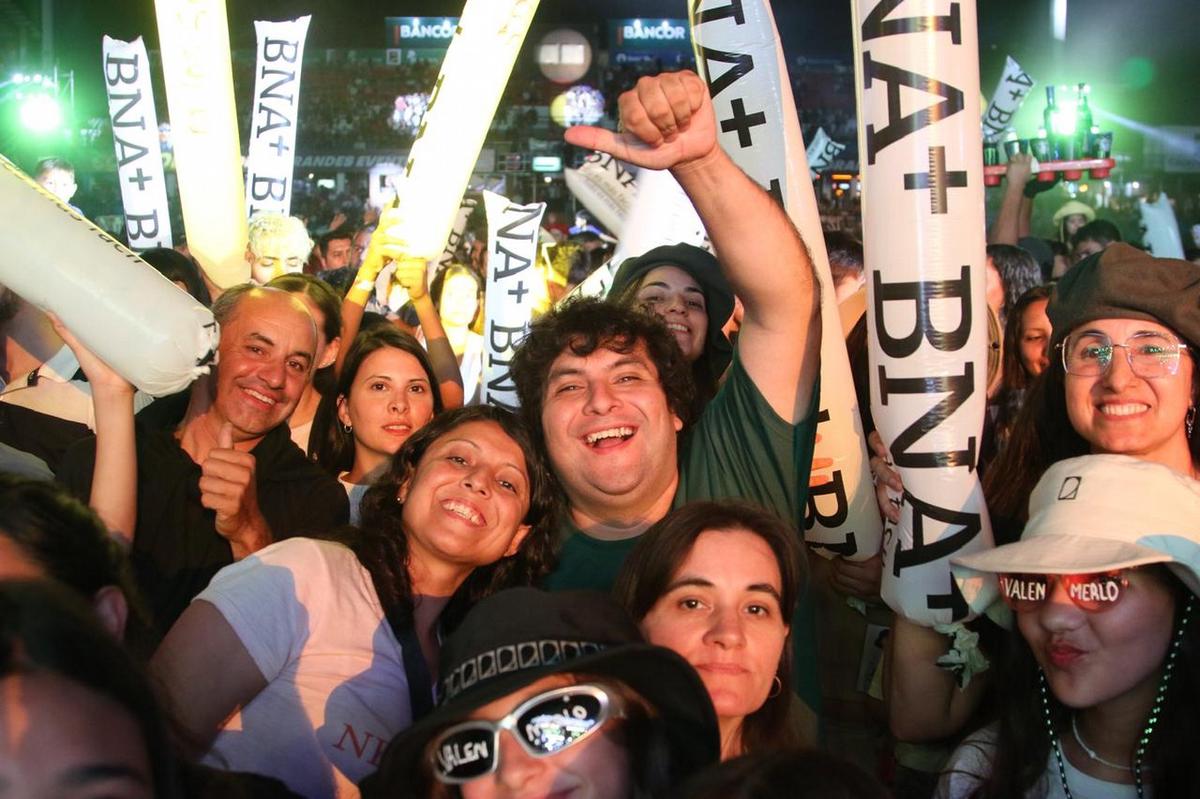 FOTO: Los asistentes disfrutan de una nueva noche festivalera. 