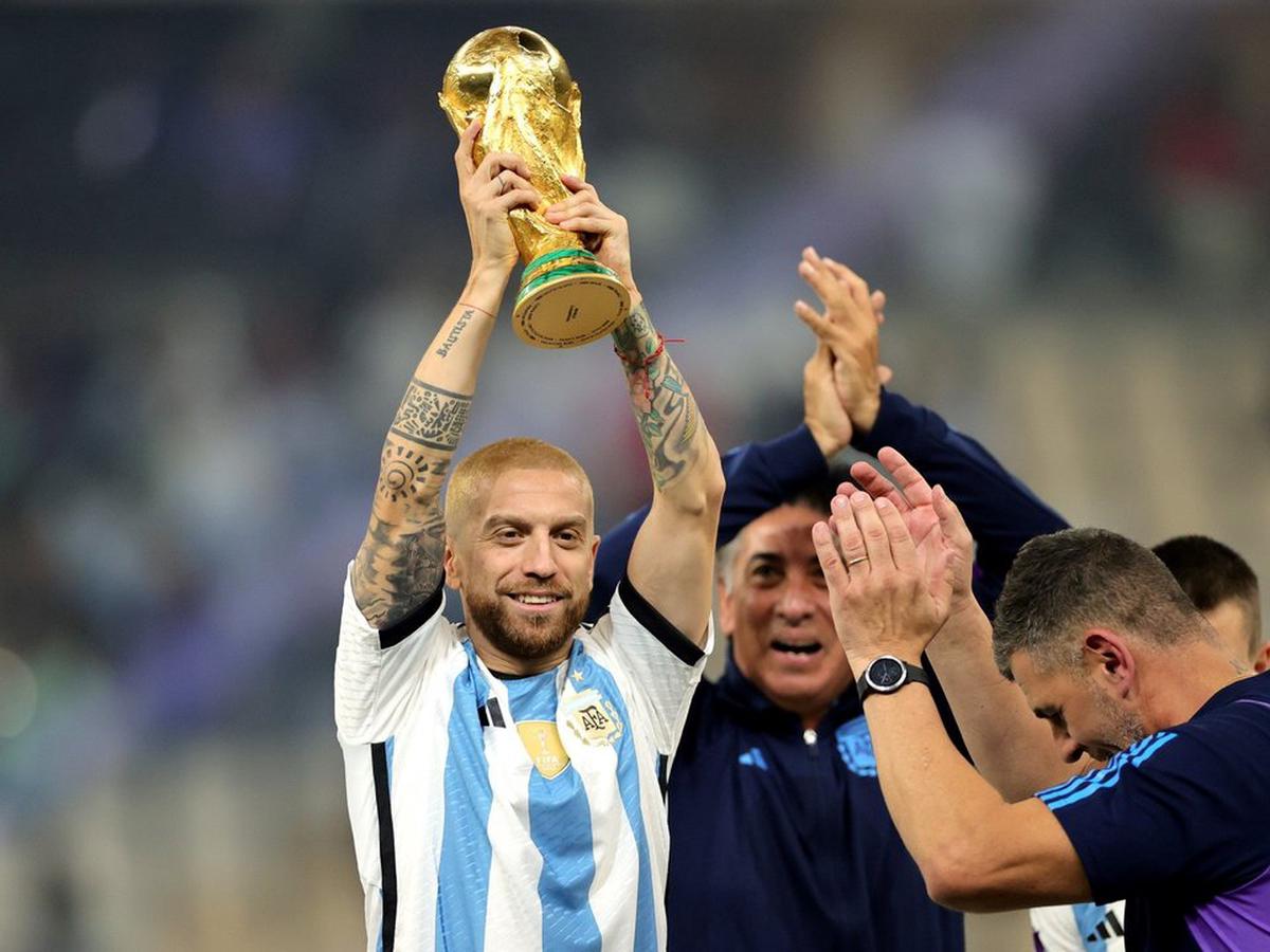 El Papu Gómez junto a la Copa del Mundo en Qatar 2022.