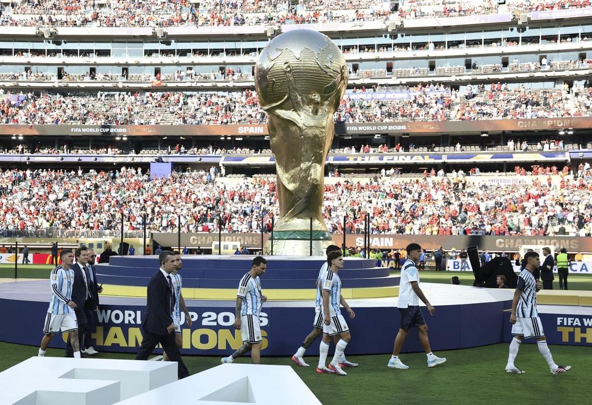 Los jugadores de Argentina salen de la cancha al terminar el partido con España. (NA)