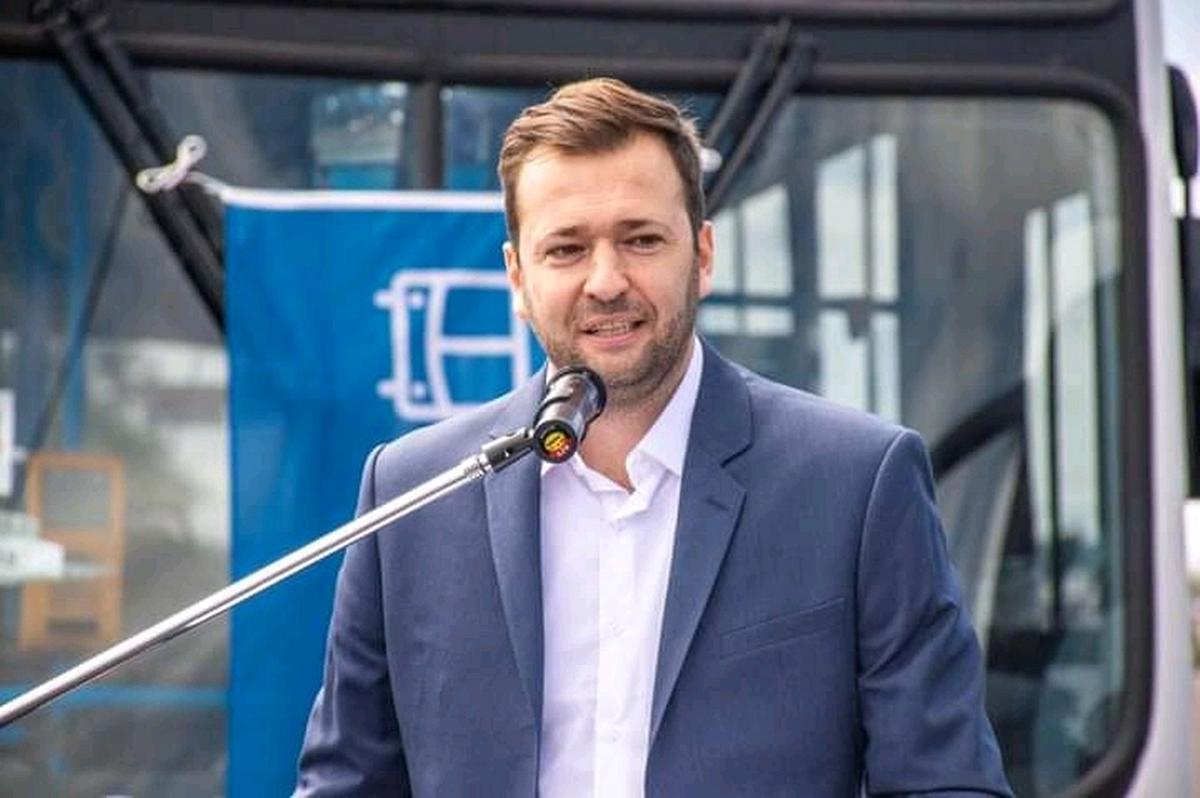 Eduardo Ramírez sigue en Transporte pese al pedido de renuncia de Passerini.