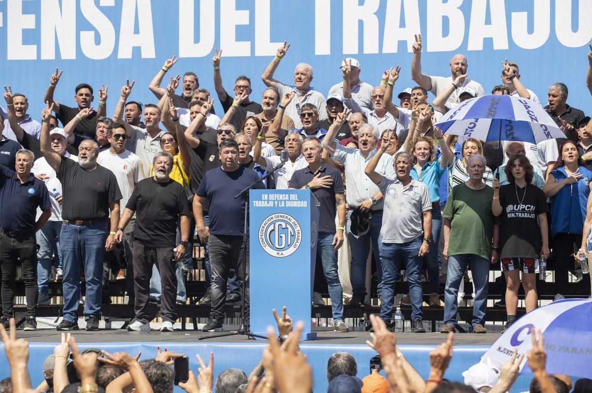 La marcha de la CGT en Plaza de Mayo. (Foto: NA)