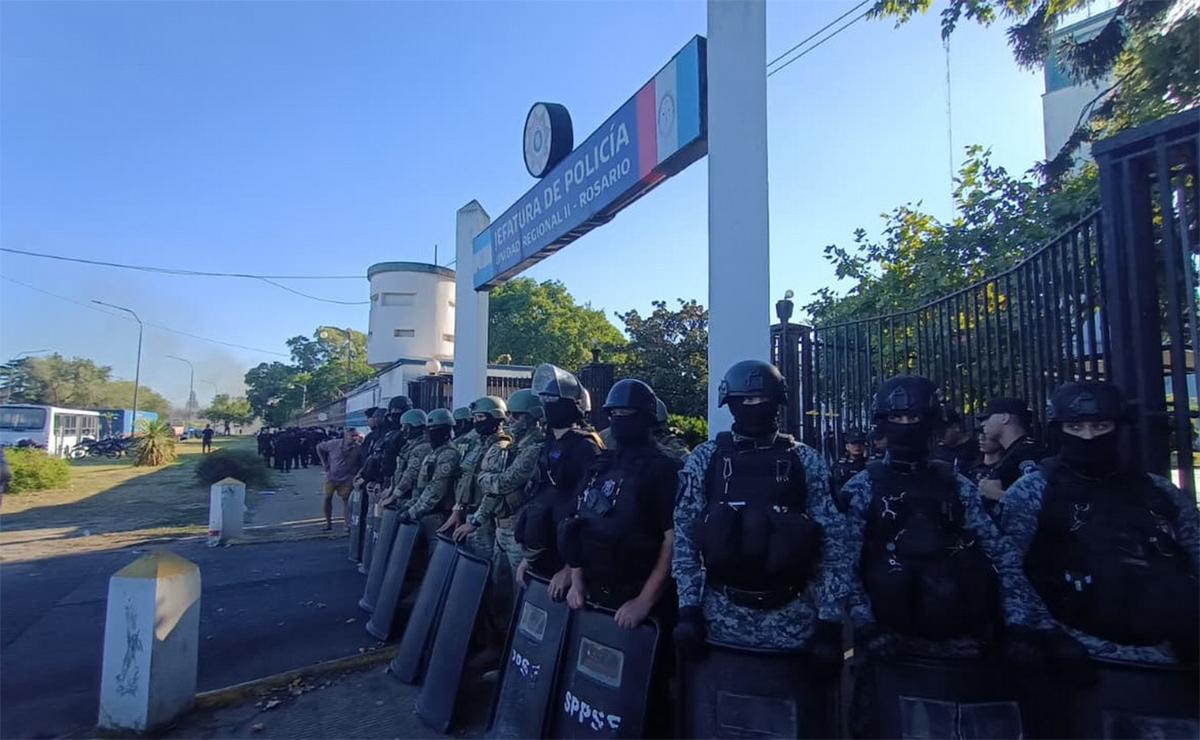 Rosario: agentes de la policía de Santa Fe continuaban protestando frente a Jefatura.
