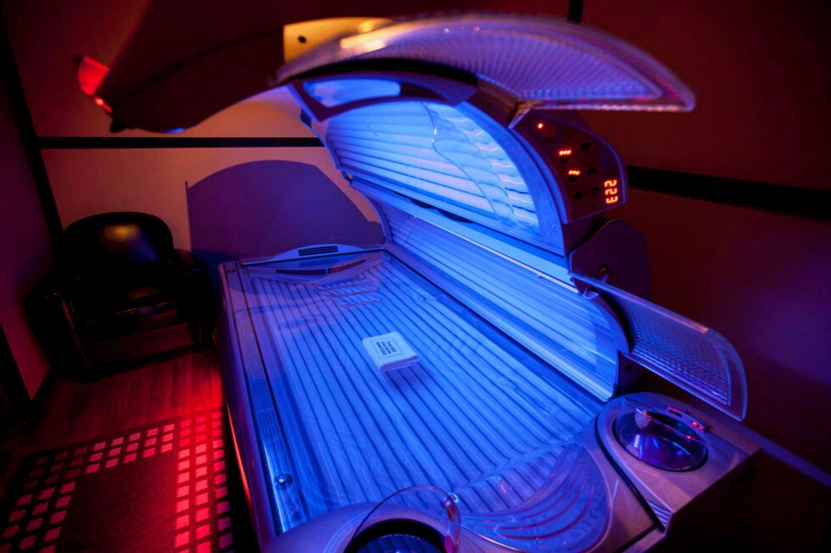 Lo que adolescentes y padres deben saber ante el resurgimiento del bronceado en EEUU