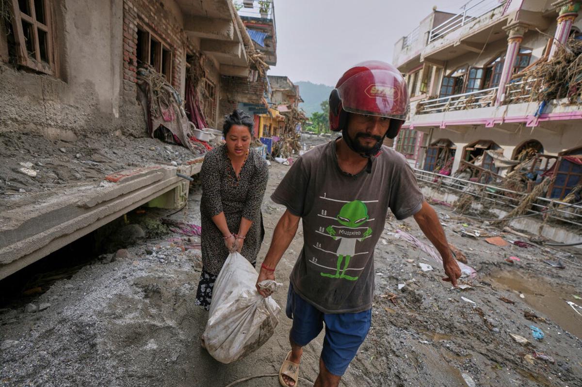 Rescate por inundaciones entra en su 4º día en la frontera Nepal-China; el clima obstaculiza vuelos