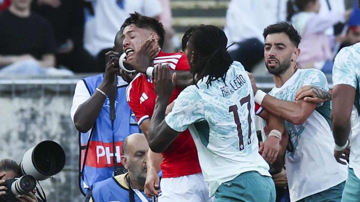 Rafael Leao e Iván Román pelea en amistoso
