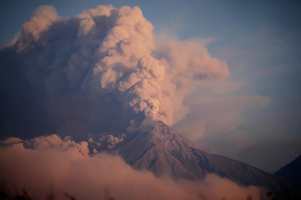 El Volcán de Fuego de Guatemala arroja lava y ceniza y provoca evacuaciones