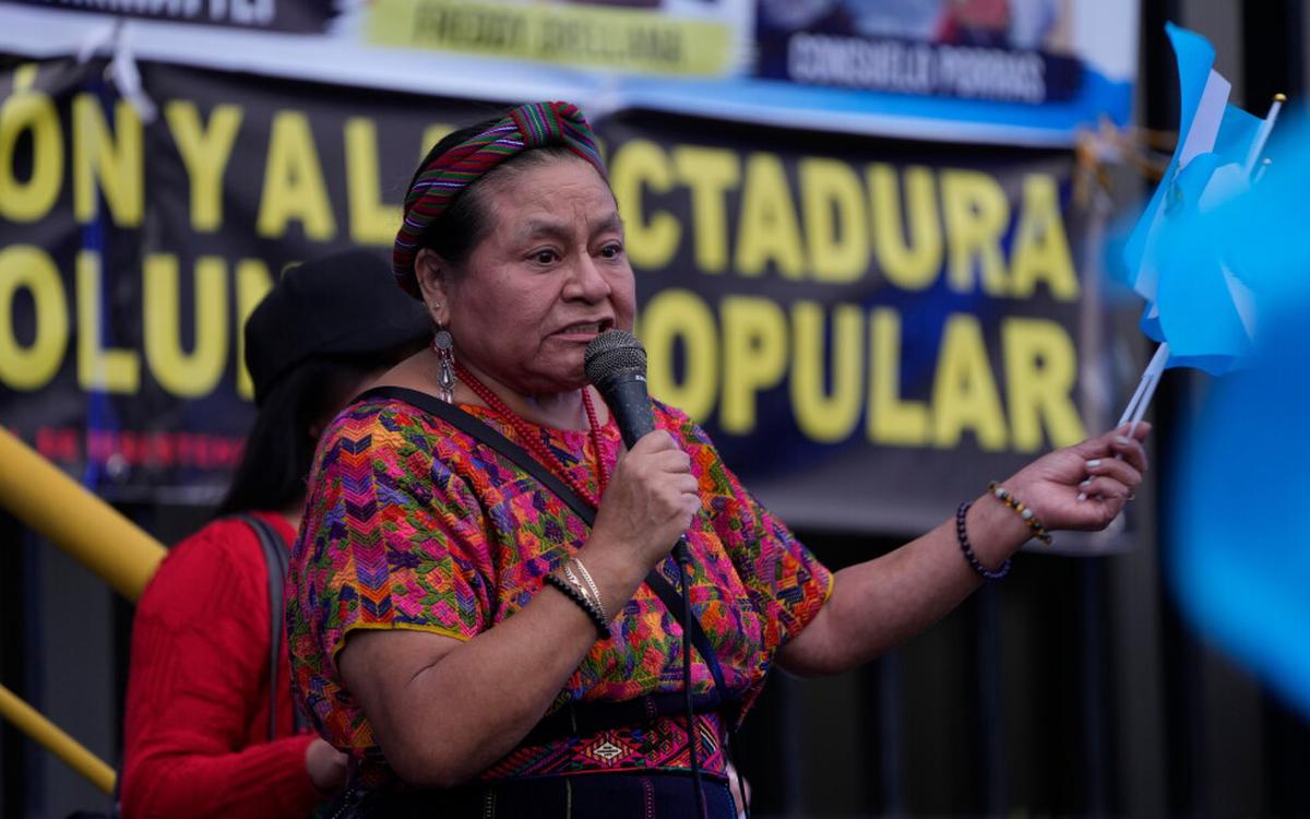 Premio Nobel de la Paz Rigoberta Menchú es homenajeada en Feria del Libro en Guatemala