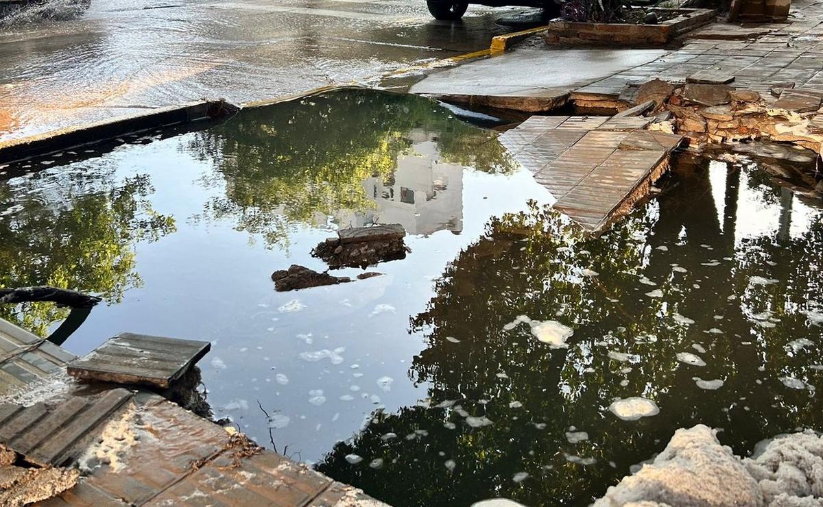 FOTO: Se rompió un caño de Aguas Cordobesas en Alto Alberdi. (Lucía González/Cadena 3)