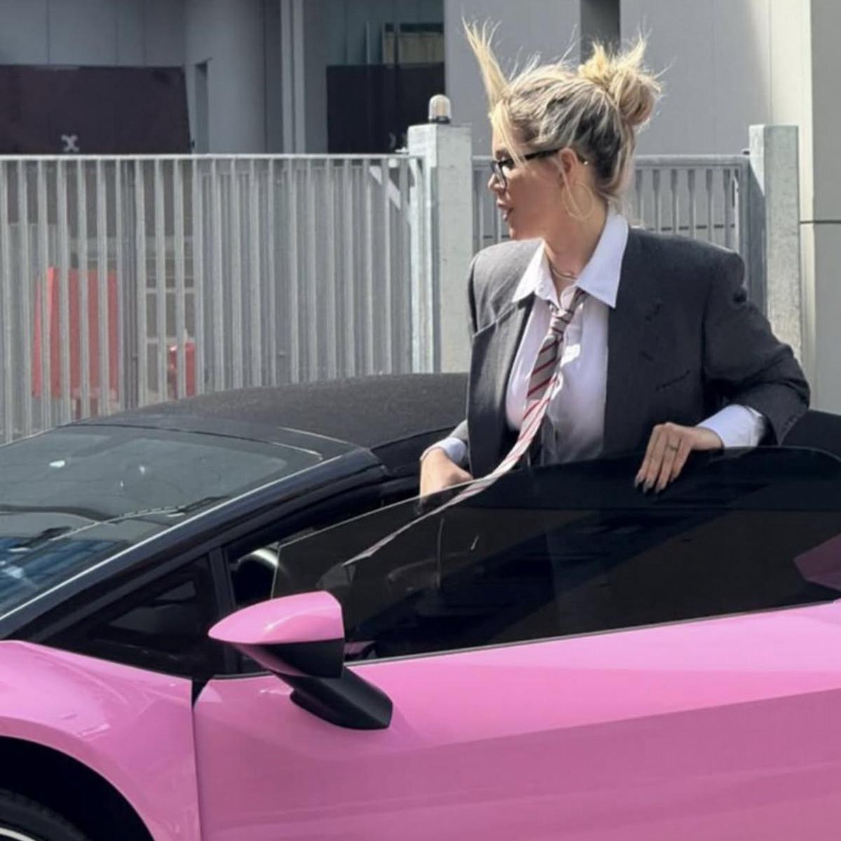 FOTO: Wanda Nara llega a audiencia de divorcio en Milán con estilo y Lamborghini rosa