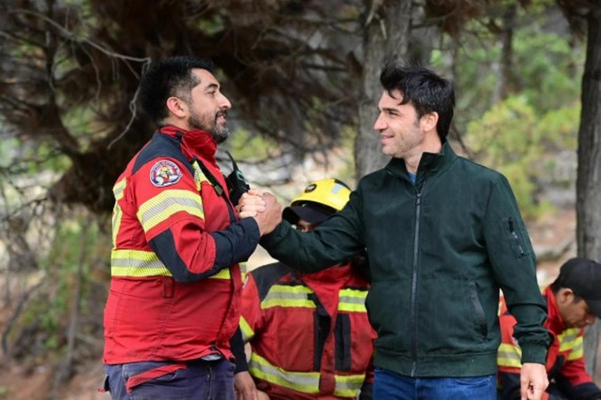 El gobernador de Chubut, Ignacio Torres, felicitando a los bomberos (Foto: NA)