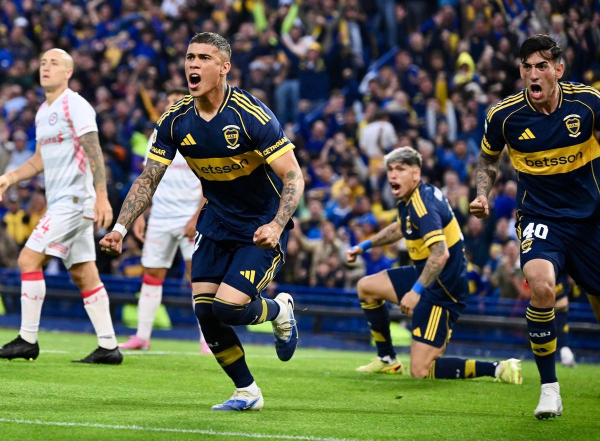 Ayrton Costa festeja el gol del 