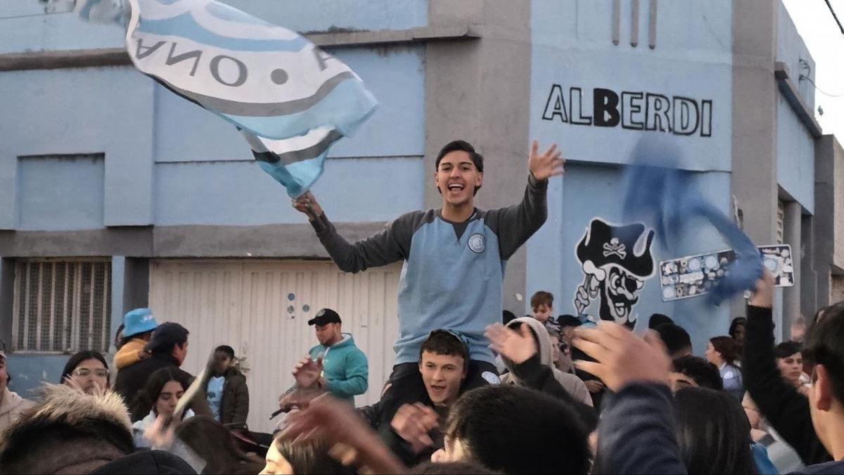 Los hinchas de Belgrano celebraron en Alberdi. 