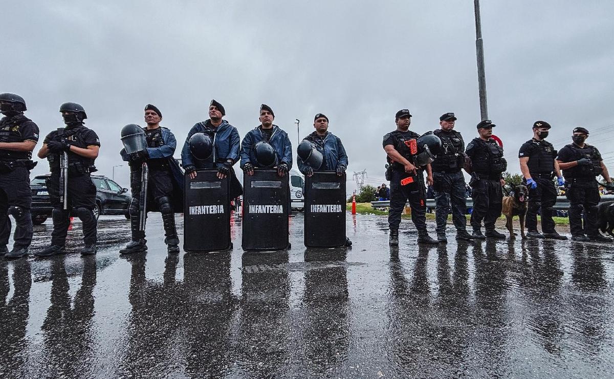 FOTO: Operativo policial en la previa del partido entre Boca y Vélez en Córdoba.