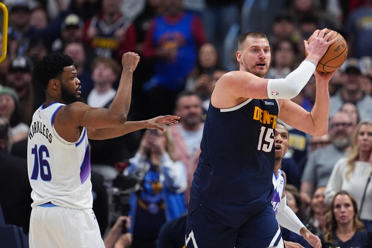 Jokic firma otro triple-doble y Denver borra 13 puntos para vencer 135-129 a Utah