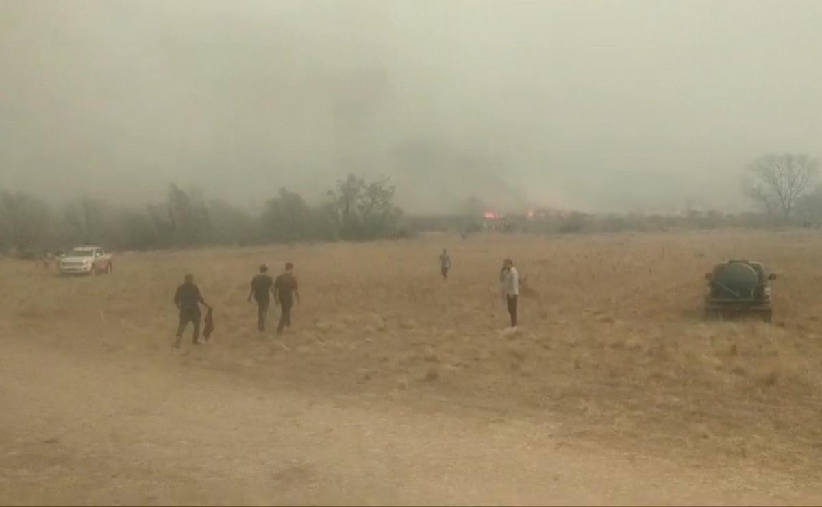 FOTO: Vecinos y bomberos trabajaron en equipo para apagar el fuego en Paraje Batala.