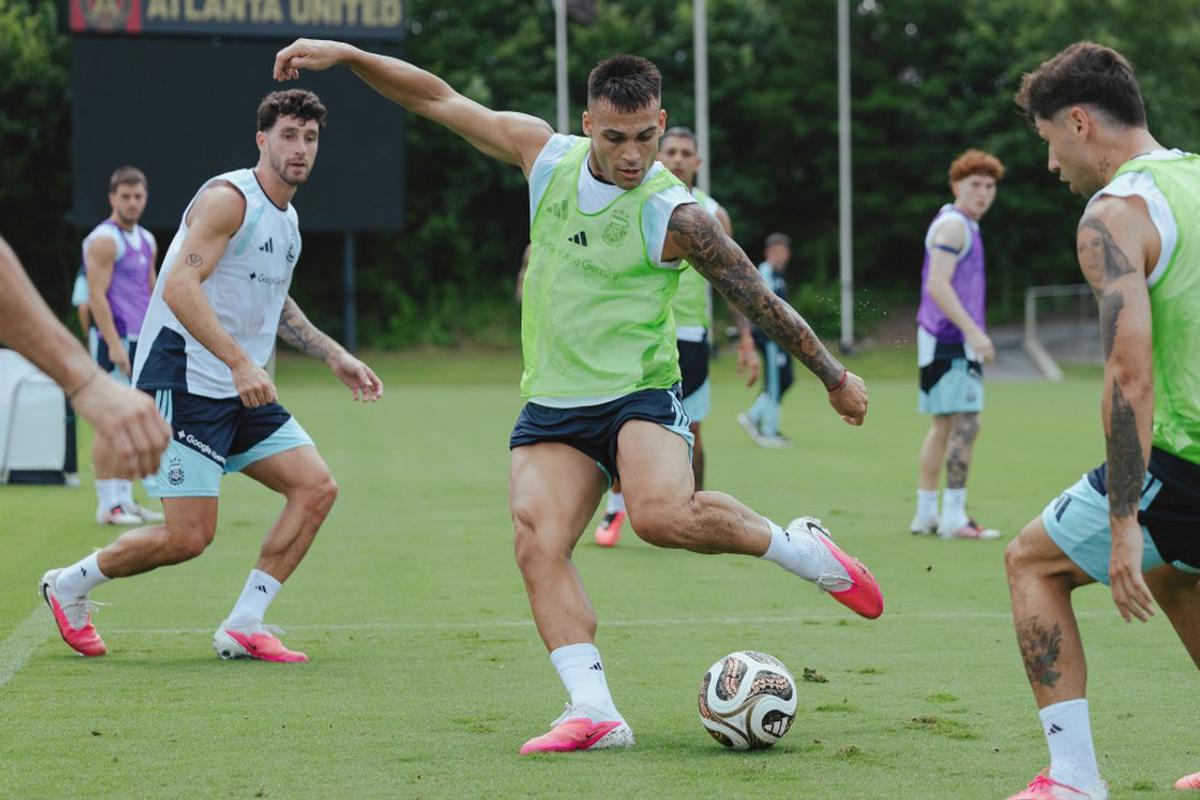 Lautaro Martínez, autor del gol que sentenció el triunfo ante Inglaterra, durante el entrenamiento argentino.
