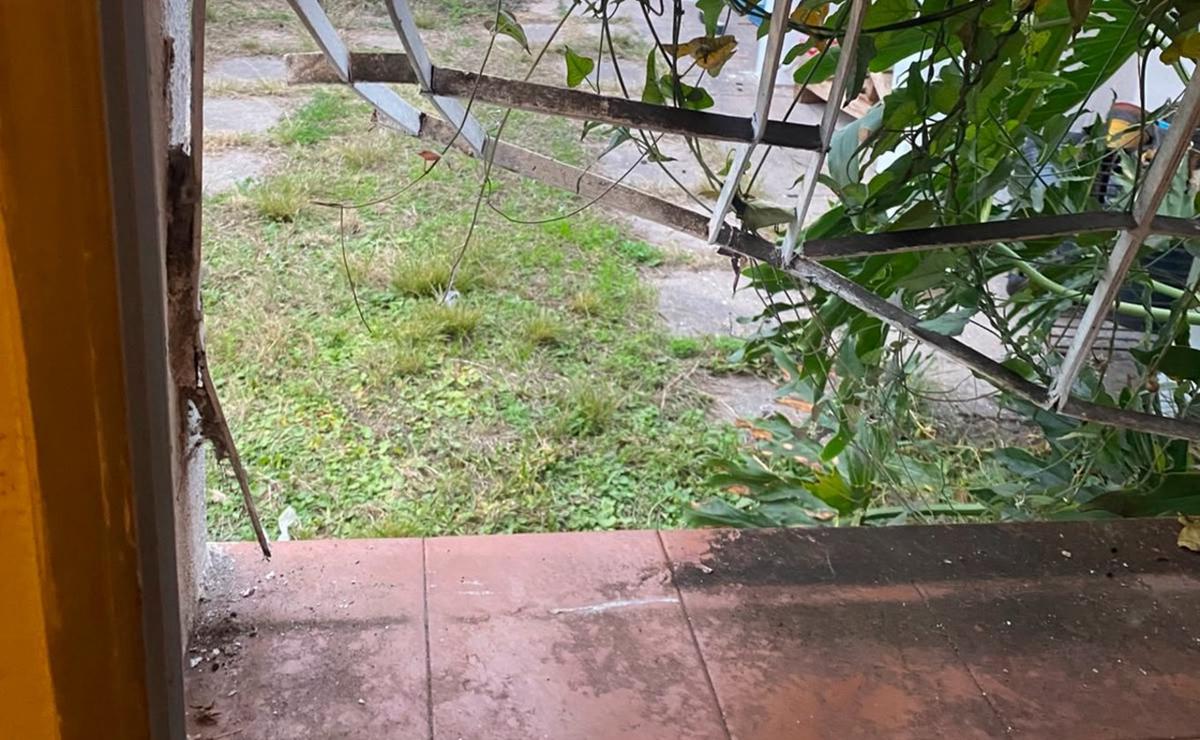 Los delincuentes ganaron el interior de la casa tras romer una reja.