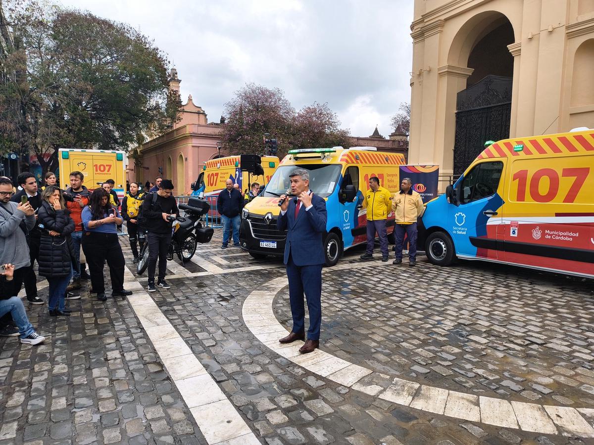 Daniel Passerini presentó las nuevas ambulancias del 107.