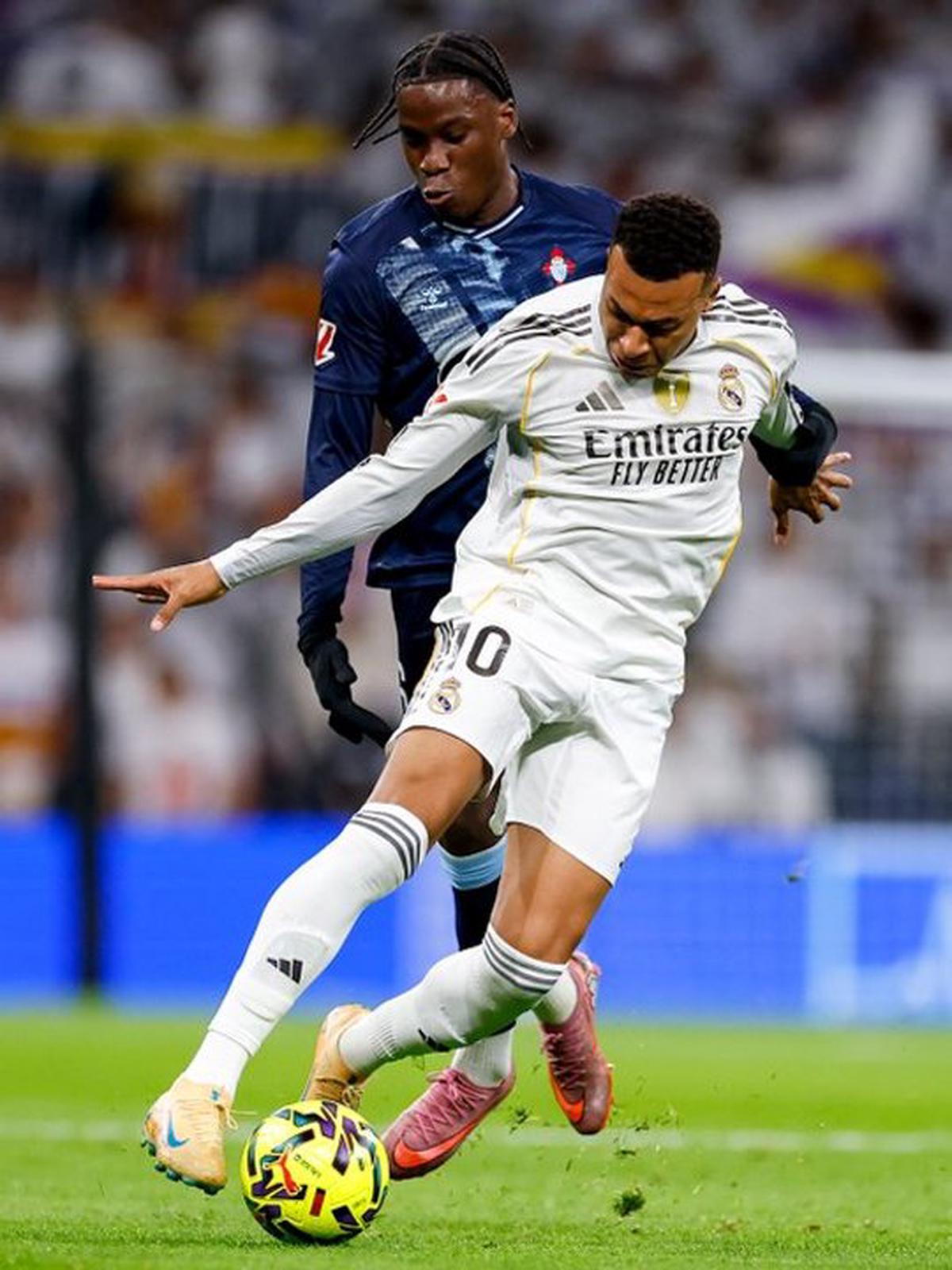 El 10 del Real Madrid, con la pelota, es perseguido por un jugador del Celta de Vigo. Foto: Agencia NA (@realmadrid)