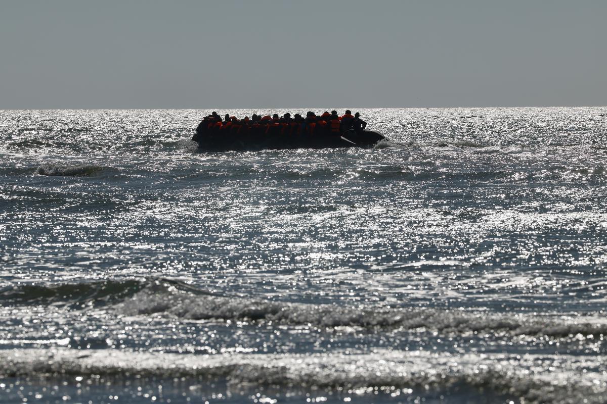 Mueren un niño y dos mujeres en embarcación de migrantes desde Francia a Gran Bretaña