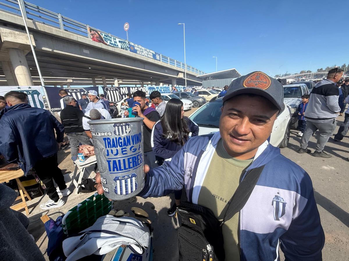 Hinchas de Talleres palpitan el superclásico cordobés. (Daniel Cáceres/Cadena 3)