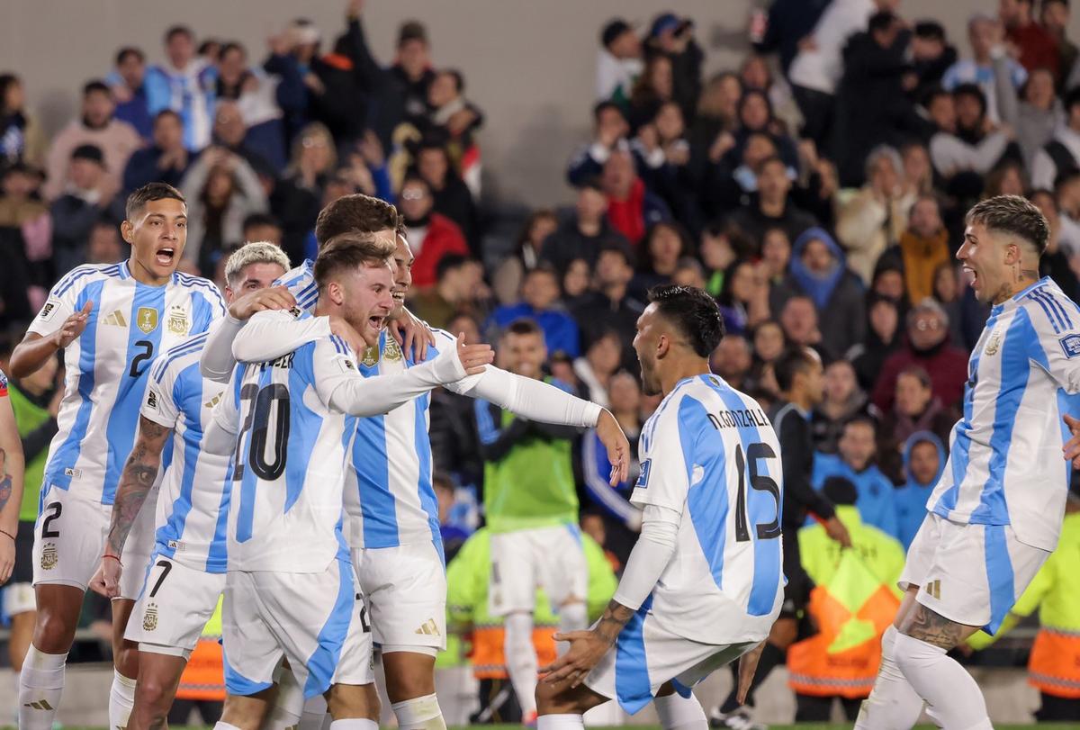 FOTO: Los jugadores argentinos festejan el gol de Alexis Mac Allister. 