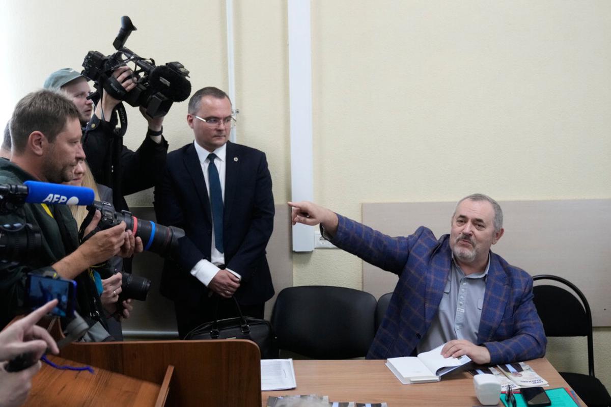 Opositor ruso, ante prohibición de postularse al Parlamento, se va del país