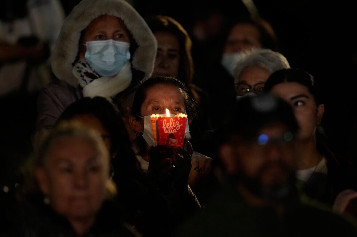 Colombia enciende velas en memoria de las más de 330 víctimas del terremoto
