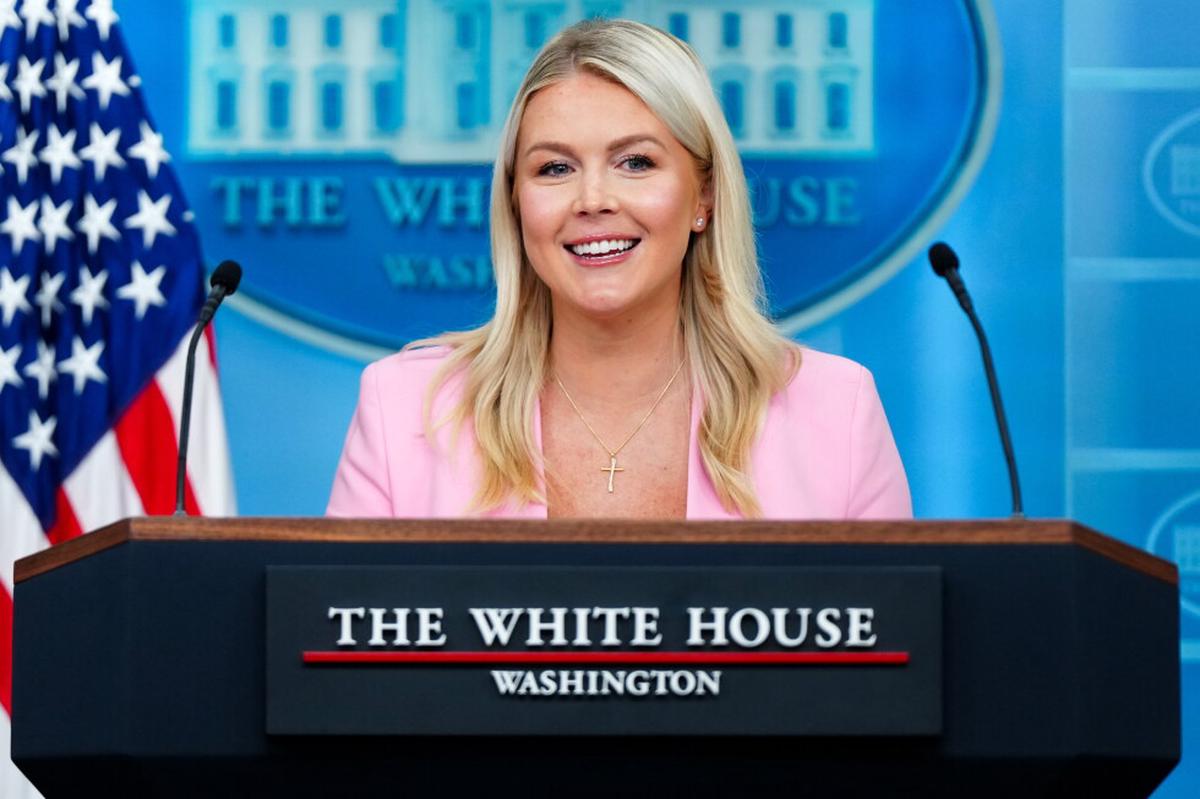 Secretaria de prensa de Trump, la más joven en tener ese cargo, dejará el cargo a fin de mes