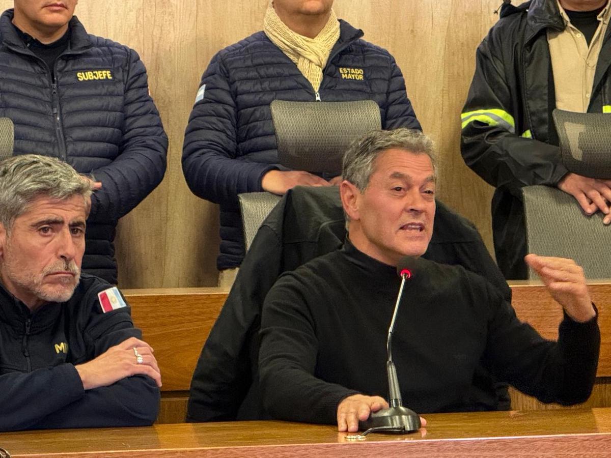 El fiscal Raúl Garzón junto con el ministro de Seguridad Juan Pablo Quinteros.
