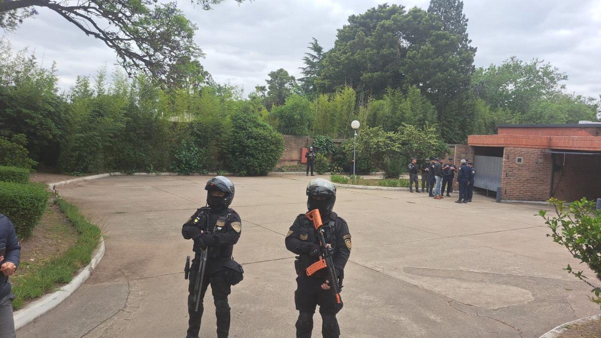 Amplio operativo policial en un albergue transitorio de camino al Aeropuerto.