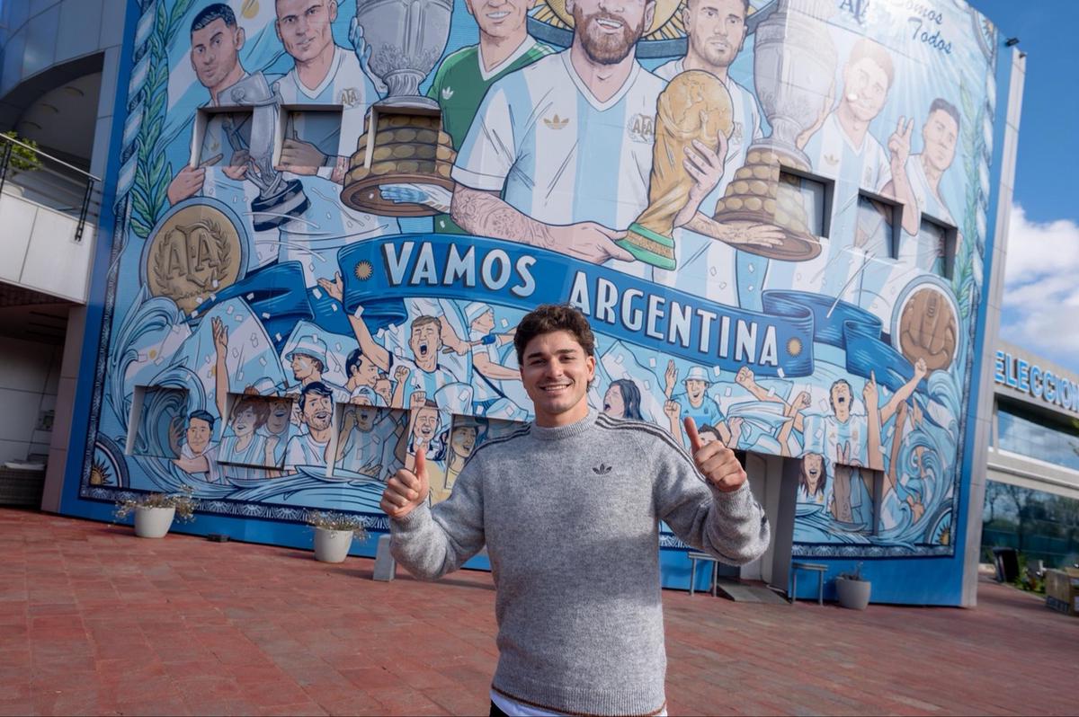 Julián Álvarez, al arribar al predio (Foto: @Argentina)