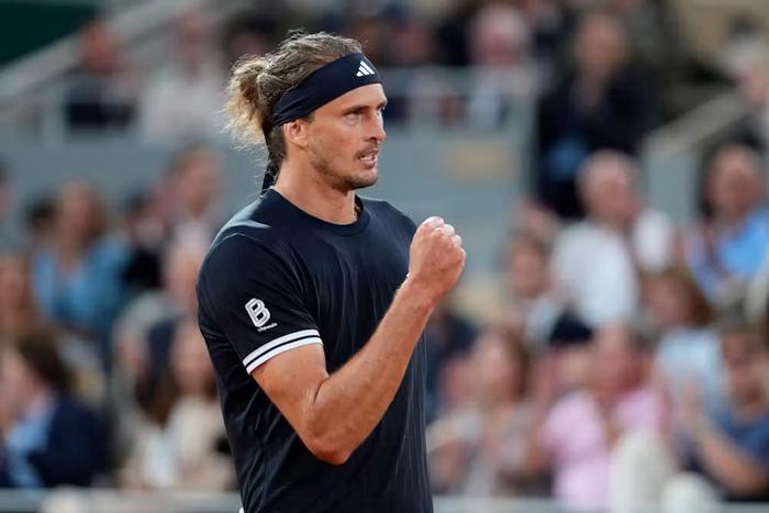 Zverev avanza a la final de Roland Garros tras vencer a Mensik en cuatro sets