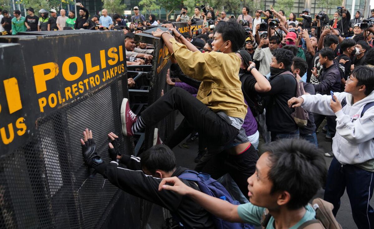 Estudiantes protestan en Indonesia contra políticas del gobierno en medio de presión económica