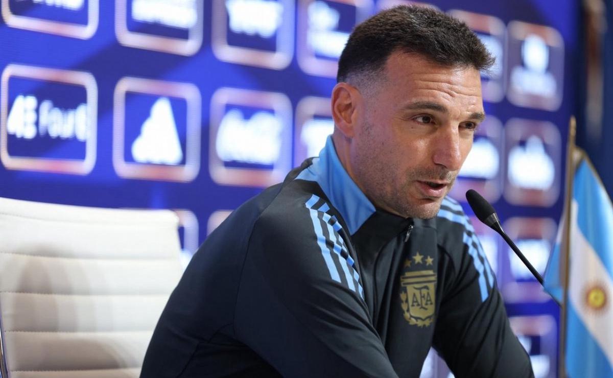 Quién es el arquero de 18 años que Scaloni citó para entrenar con la Selección.