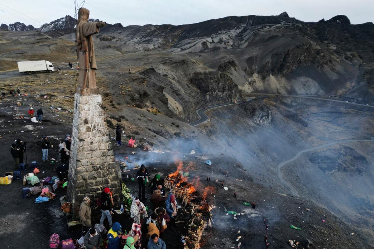 Miles de músicos y danzarines toman La Paz en la mayor fiesta religiosa de los Andes de Bolivia