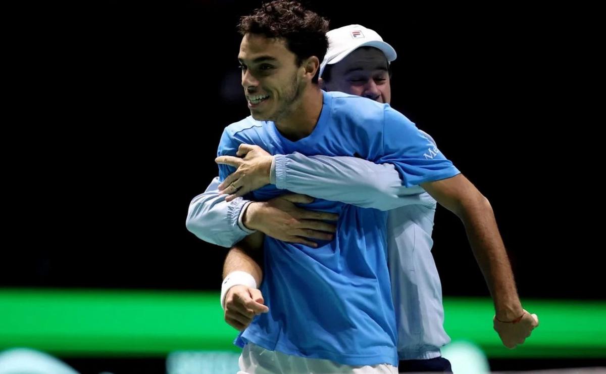 FOTO:  Francisco Cerúndolo y Guillermo Coria tras el 2-0 en la serie. (Foto: NA)