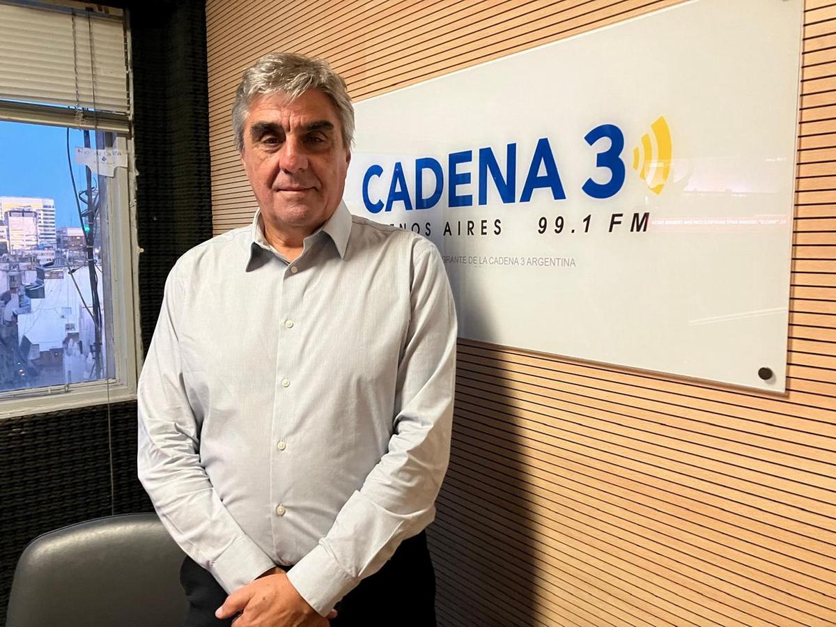 FOTO: Roberto Cacciola, en el estudio de Cadena 3 en Buenos Aires.