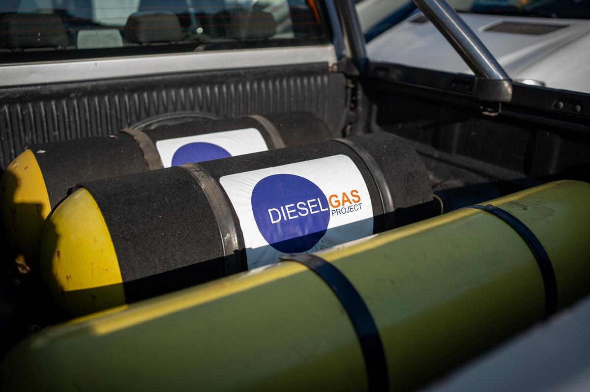 Un cordobés logró que su camioneta diésel funcione con 90% de GNC.