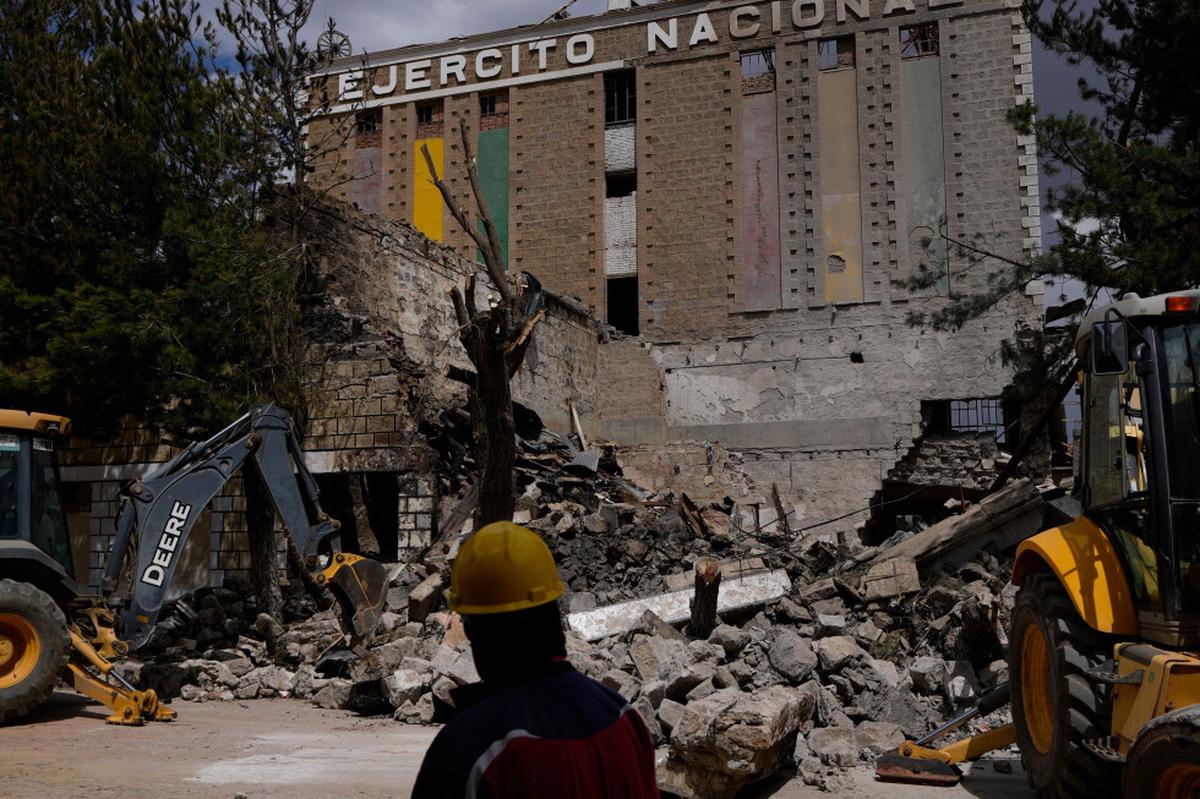 Paz visita zona donde se produjo explosión en cuartel que dejó 7 muertos; declara duelo en Bolivia