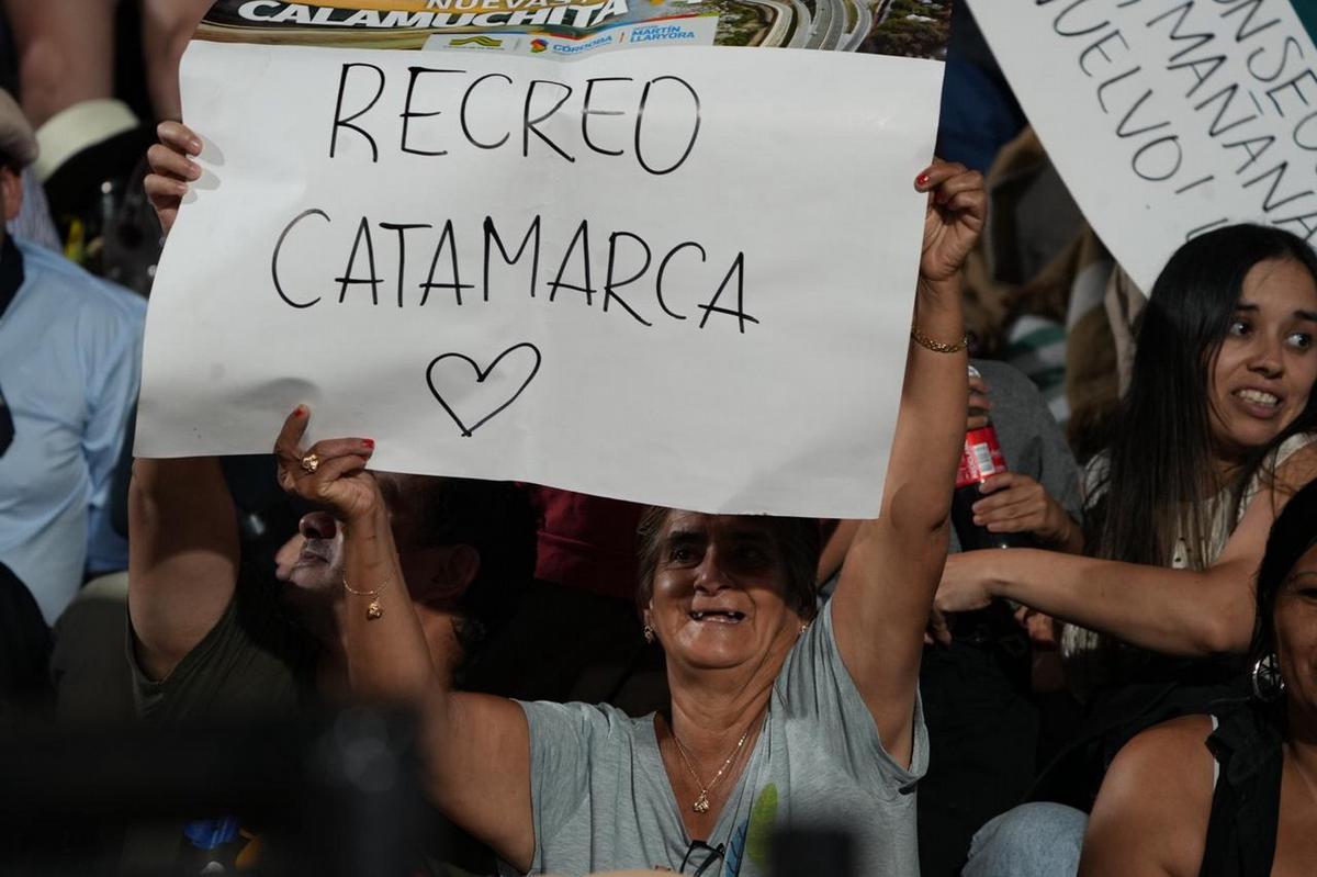 FOTO: Los asistentes disfrutan de una nueva noche festivalera. 