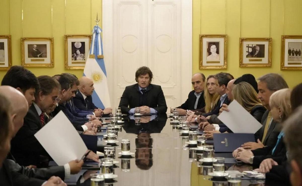 Javier Milei junto a diputados dialoguistas. (Foto: NA)