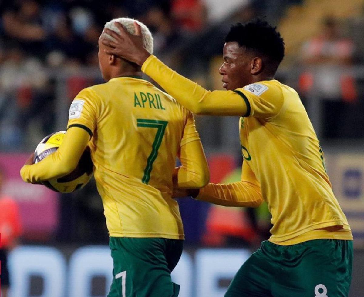 Shakeel April festeja su gol, de penal, junto a Gomolemo Kekana.