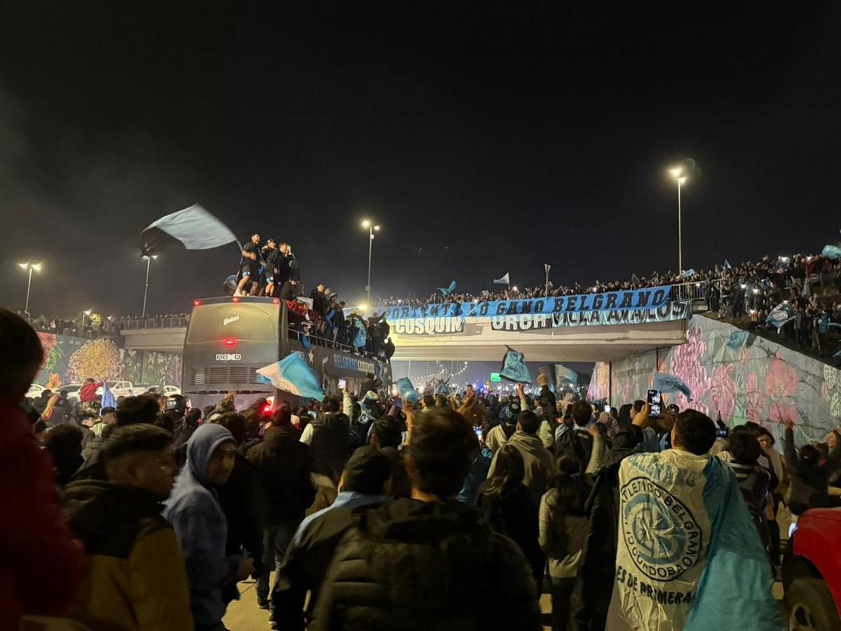 Una multitud en la caravana de campeón de Belgrano.