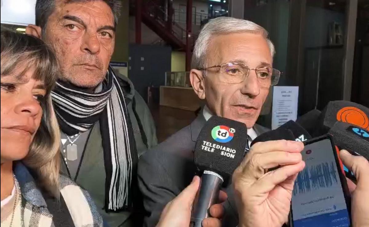 Los abuelos de Agostina, con el abogado Carlos Nayi. (Captura de video)