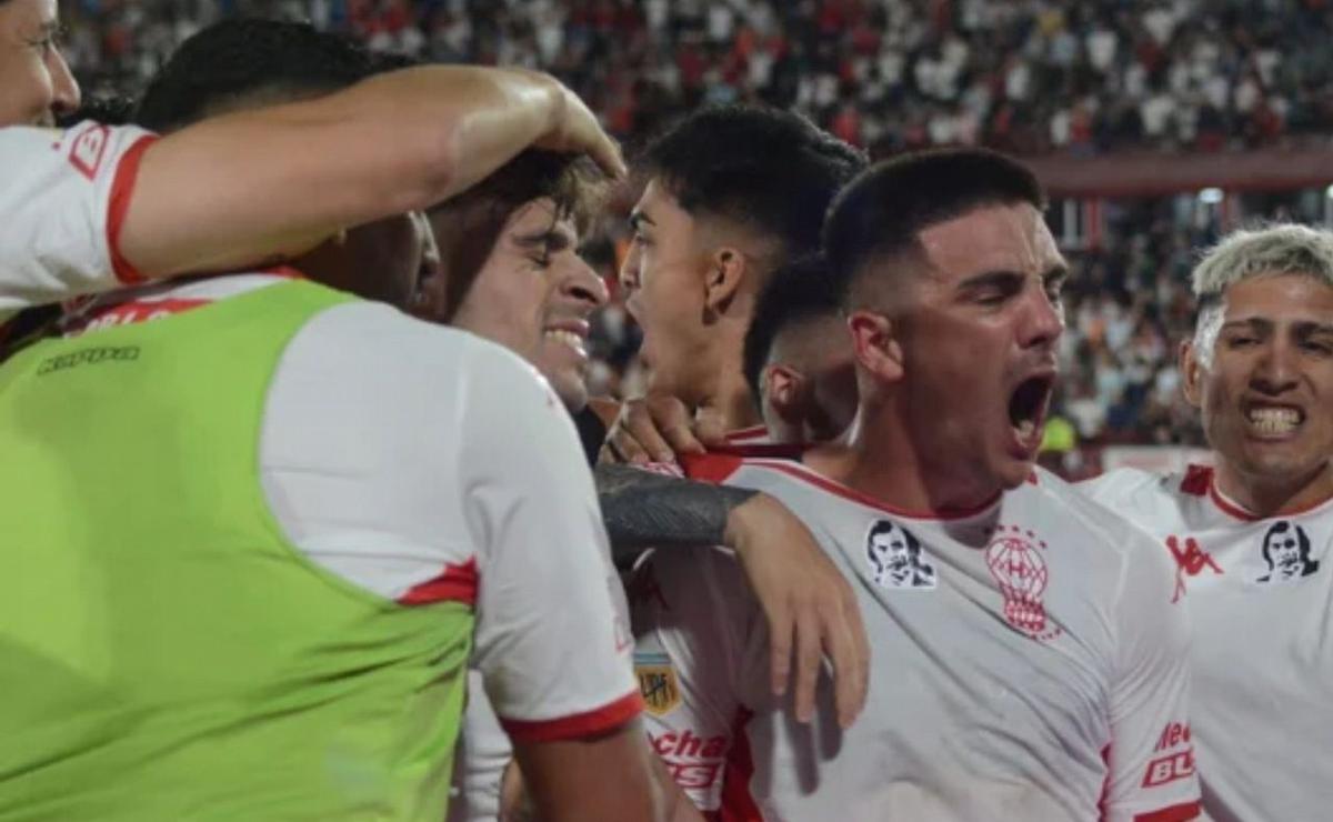 FOTO: Huracán sigue firme y llega a la punta. (Foto:NA)